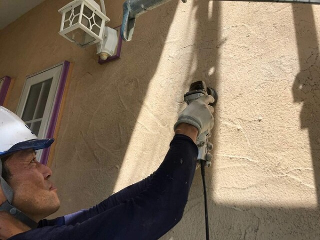 外壁（ケレン作業）<br />
<br />
高圧洗浄で落ちきれない、外壁表面の凹凸等が有る場合や、旧塗膜を落とす必要のある場合など、ムラなく均一な仕上がりにするためには、下地を滑らかに整える作業が必要です。<br />
